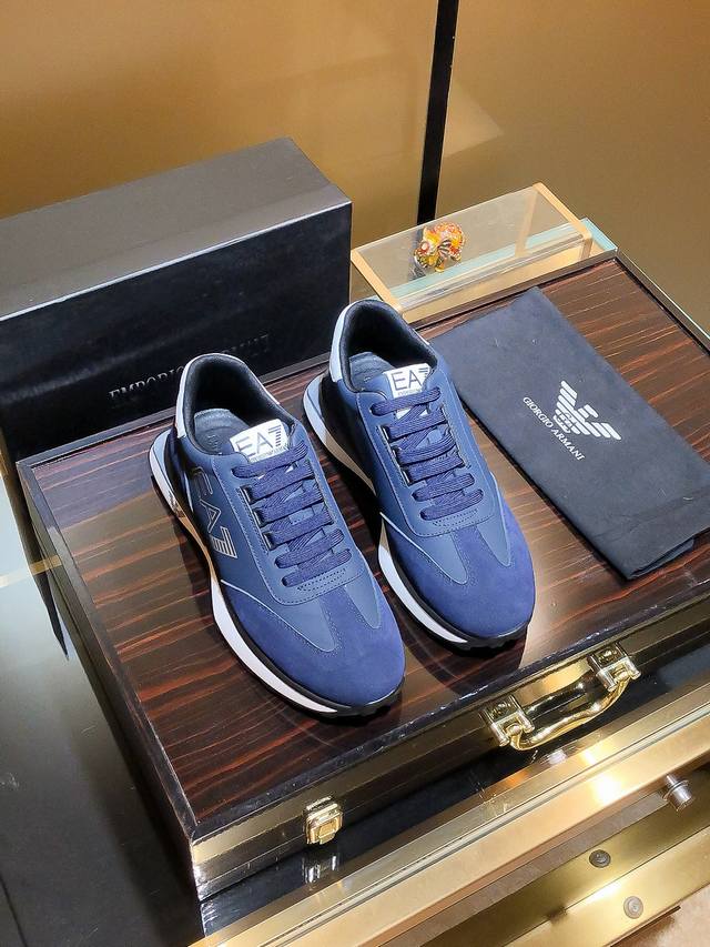 商品名称：Armani 阿玛尼 正规码数: 38-44 休闲鞋 商品材料：精选 牛皮鞋面，柔软羊皮垫脚；原厂特供大底。